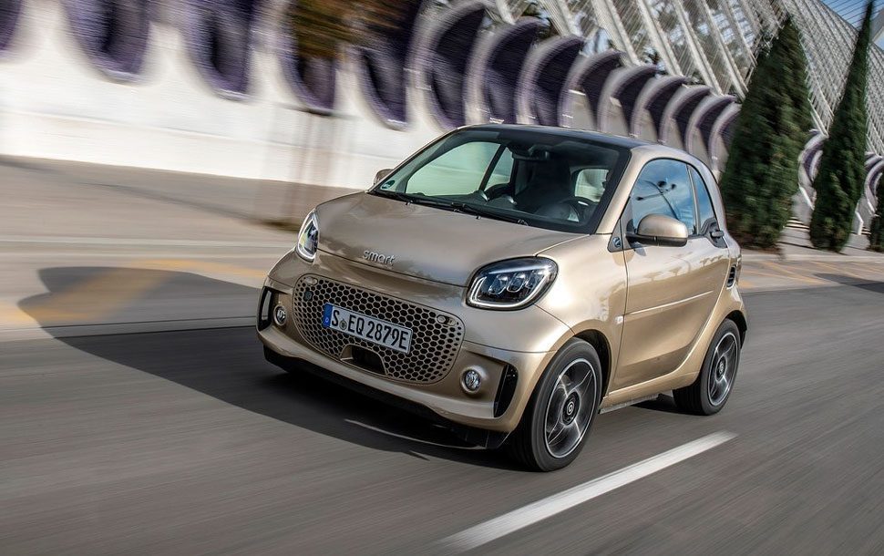 Smart Fortwo EQ rijdend schuin voor goud